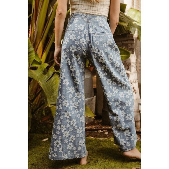 BiBi Floral Printed White Flower Texture Wide Leg Cropped Blue Jeans Sz Medium - Picture 4 of 11